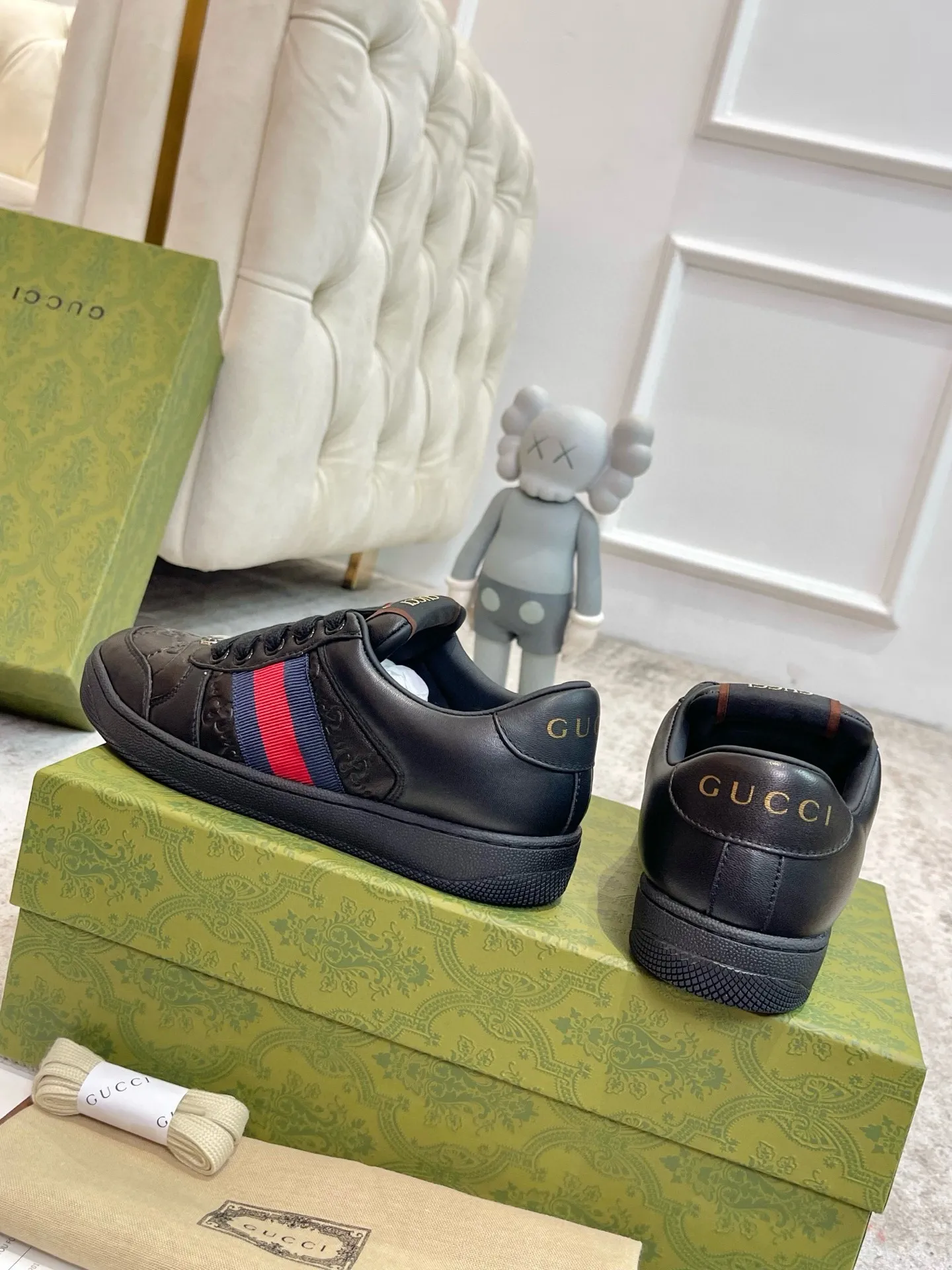 Ex-factory price: 540💰 GUCCI Gucci's newly upgraded back cover lining, top-notch old dirty shoes, classic casual sports shoes for couples, retro sneakers and old G family dirty shoes, updated at the counter simultaneously! ①The shoe upper has the same water-based edge coating process as the original version⚠️The ordinary oil edges on the market have a strong glue feel and are easy to fall off! Grade A first-layer nubuck leather (with pores)/matching computer embroidered double G cloth, high-density terry velvet lining. ② A PVC transparent small round mark sealing line is added to the details of the midsole. The mold is opened six times and the jewelry craftsmanship is used to customize the two-color double G buckle, striving to be the same as the original version. A pair of buttons is more than three times more expensive than ordinary buckles on the market. ③An old two-color washable label, the chip is placed on the outer waist of the right foot, the entire shoe is completely hollowed out with rubber technology, TUP material (rubber to distinguish the market) with the latest green packaging from the counter, 3D printed handbag, and a pair of shoelaces. There is no pressure when entering and exiting the counter. You can buy a 1:1 accurate replica of the original version and modify and upgrade it repeatedly. The details are perfectly restored, the materials are all customized, and they are truly top-notch. Please look at the details clearly to identify the quality. Upper: First-layer frosted cowhide/embroidered double G cloth. Lining: original high-density velvet lining. Foot pads: original pearlescent sheepskin. Outsole: private molded vacuum TPU material. Packaging: original top-grade full set packaging at the counter. Shoe size: women's size 35-40, men's size 39-44 (men's size 38, 45🉑️customized, non-returnable)